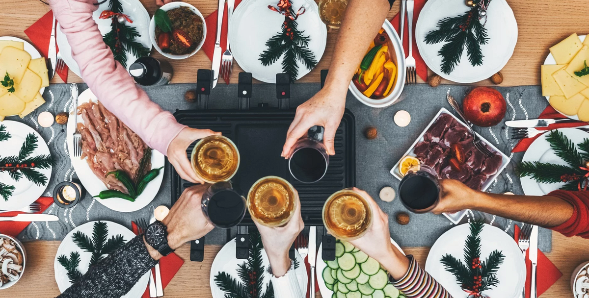 Une Raclette-Party pour le Réveillon : Fondons de Plaisir avec la Raclette Noël ! Choisir un appareil à Raclette. 🎄🧀
